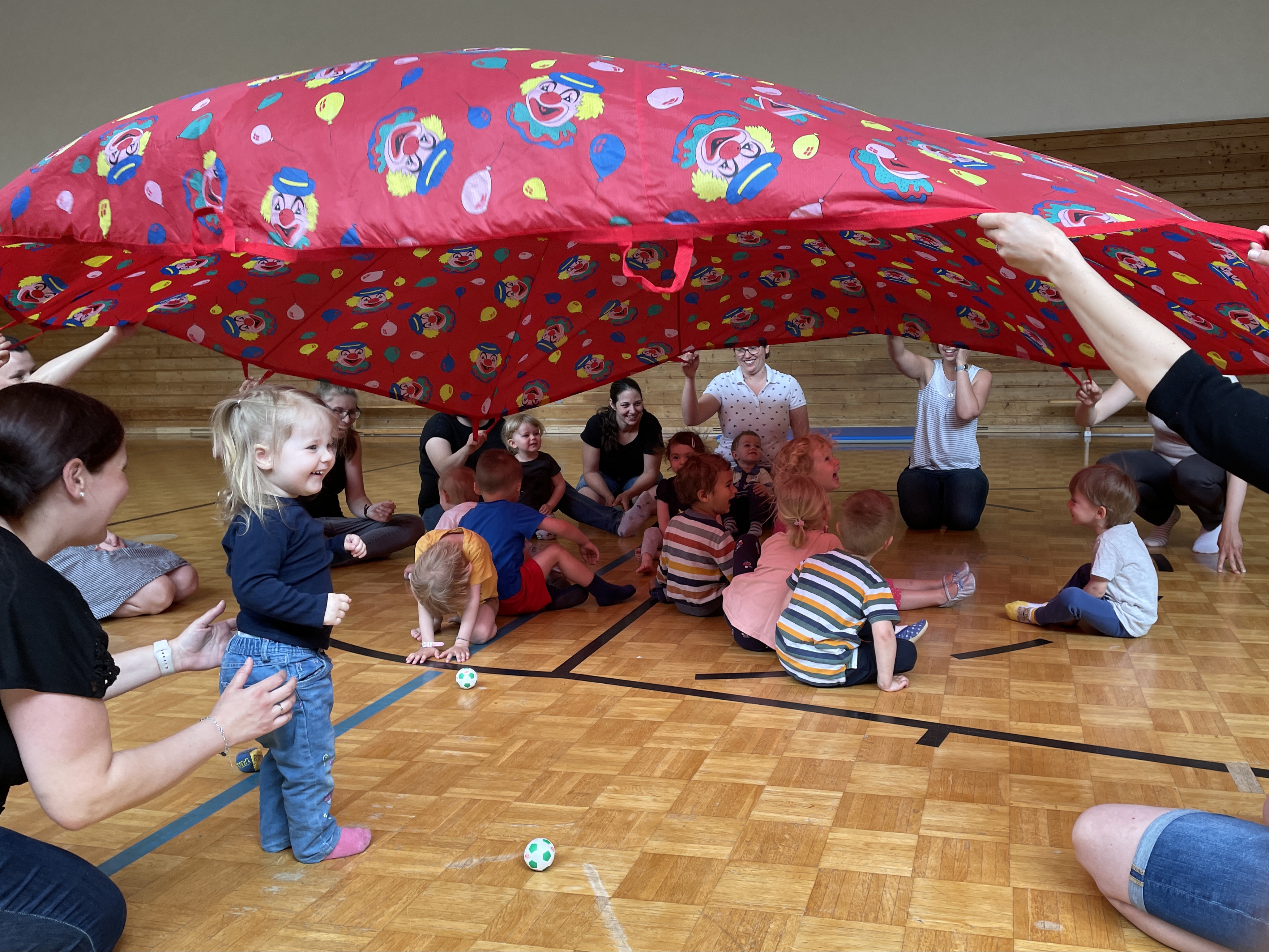 Kinder spielen mit Schwungtuch