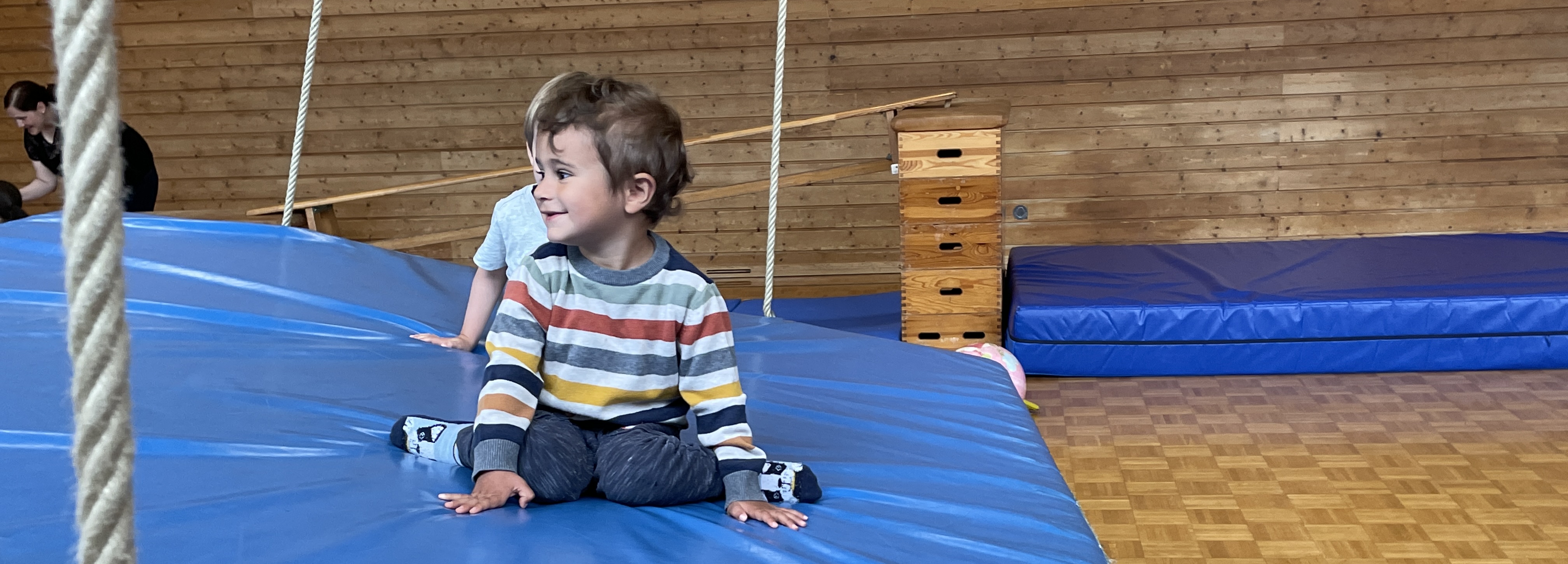 Kind auf blauer Matte